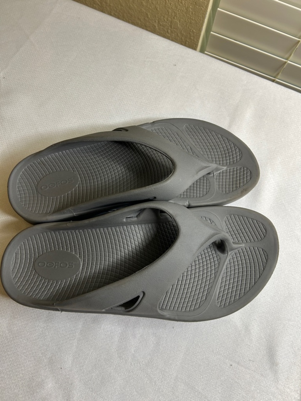 Oofos Ooriginal Gray Thong Recovery Sandals
Size M9 W11 - Picture 5 of 8